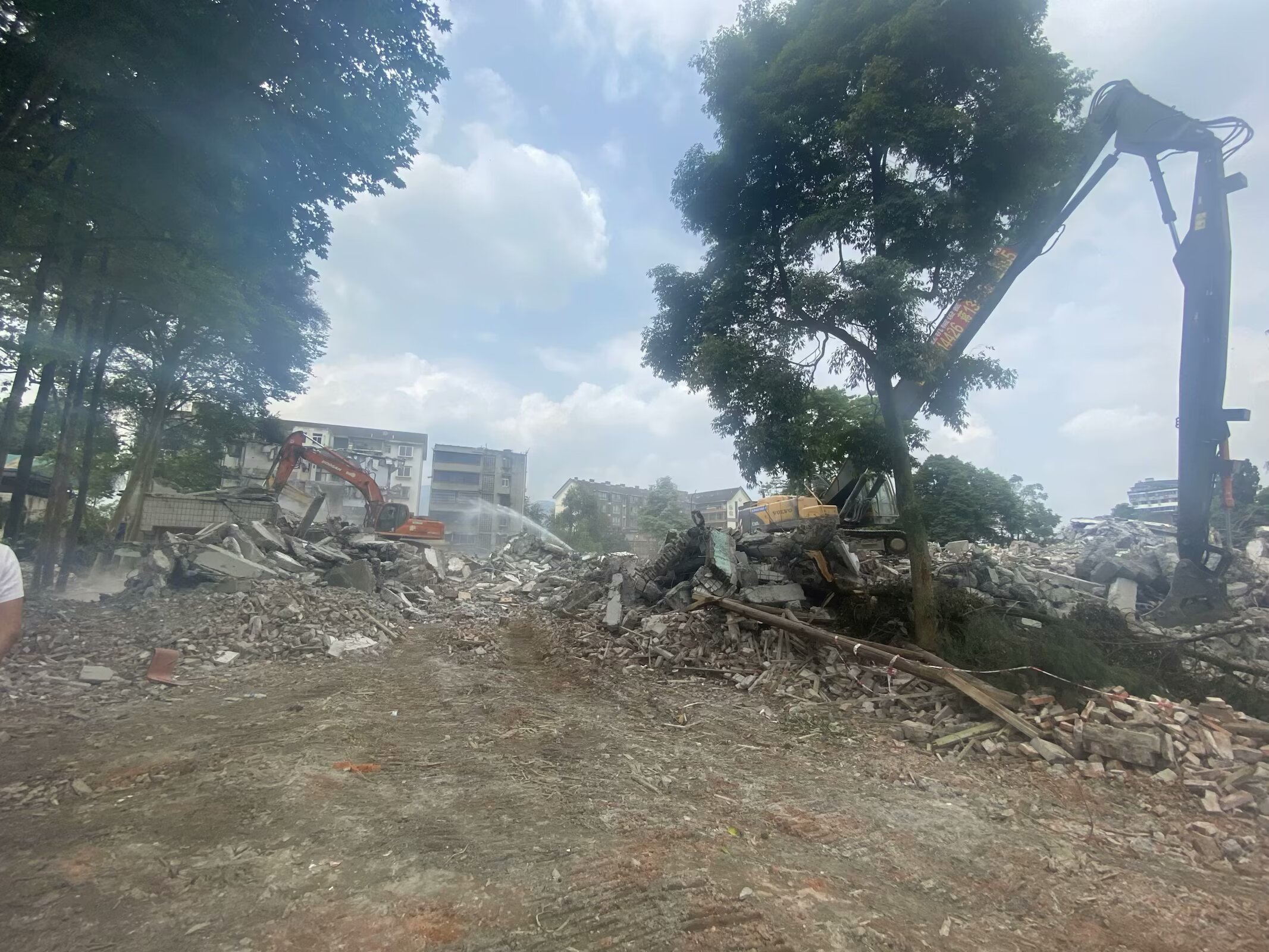 成都大学都江堰校区房屋拆除及建渣清运施工实景