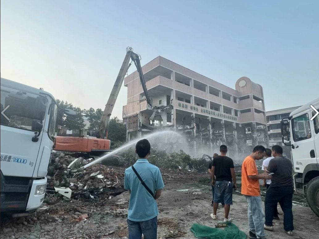钰晟弘建设学校拆除现场：长臂破拆机与喷淋降尘同步作业
